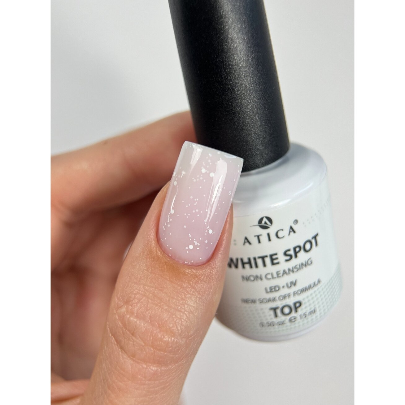 Atica White Spot Top Coat NC  – viršutinis sluoksnis su baltais taškeliai be lipnumo, 15 ml 1